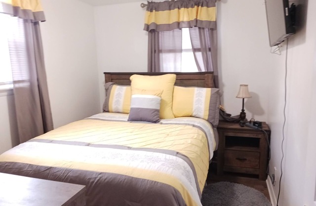 Earnie's Place - Cozy 2 BR Home with Fireplace, Sports Fan Cave Garage