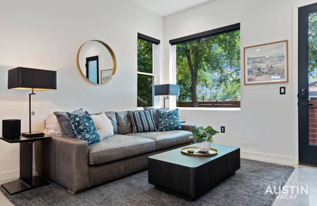 East Austin hideaway w fenced yard, parking near Lady Bird Lake & Trail Access!
