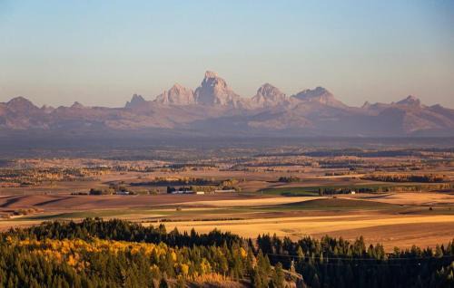 East Cabin- Yellowstone Family Retreat- Sled Hill