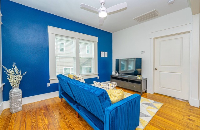 East Downtown Private Restored Historic Apartment