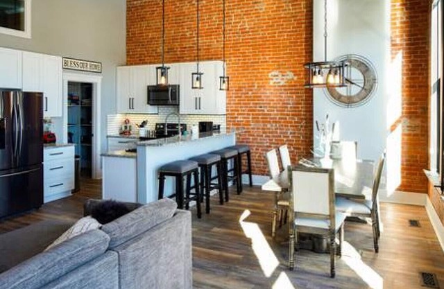 East Empire Theatre Loft, Downtown! Sleeps 4, Local Golfing 50% Off!