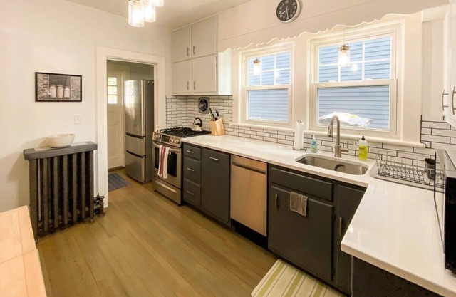 East End Cottage - Charming Family Home near Train