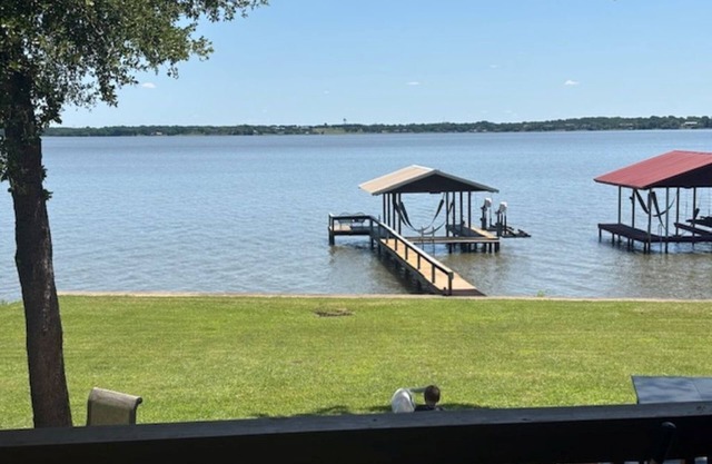 East facing - 3 bedroom, 3 bath home, with dock, large deck.AC and Wifi .