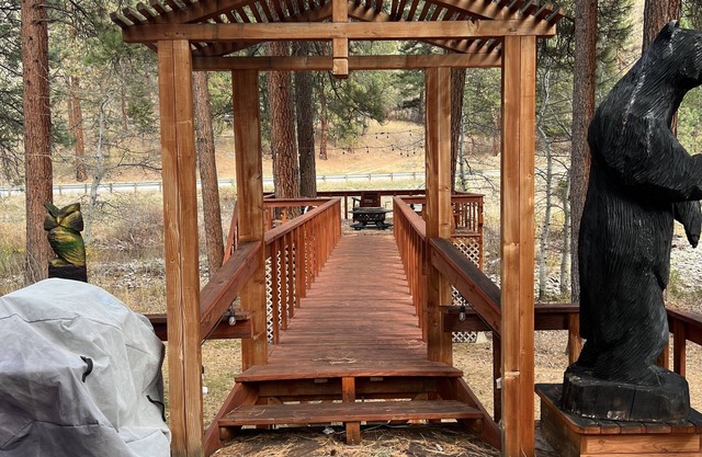East Fork River Ranch!! An outdoorsman’s dream!
