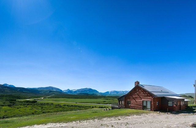 East Glacier Cabin w/ Stunning Views of the Rockies! 30 min from 2 GNP entrances