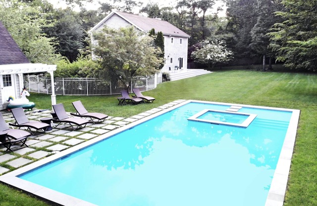 Massives, luxuriöses Strandhaus mit riesigem Garten, Pool und Sonnendeck in East Hampton