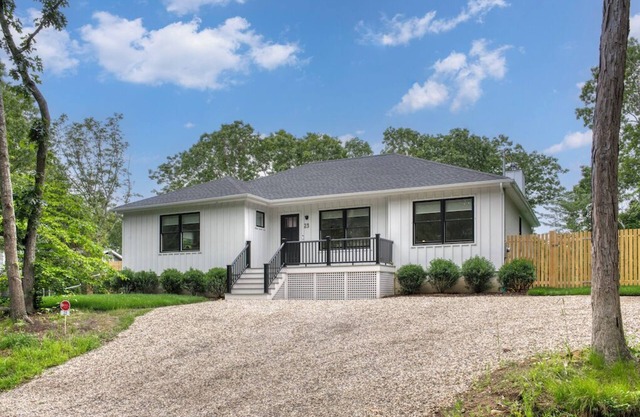 East Hampton NEW home with Pool: 5 minutes from town and beaches. Kid friendly