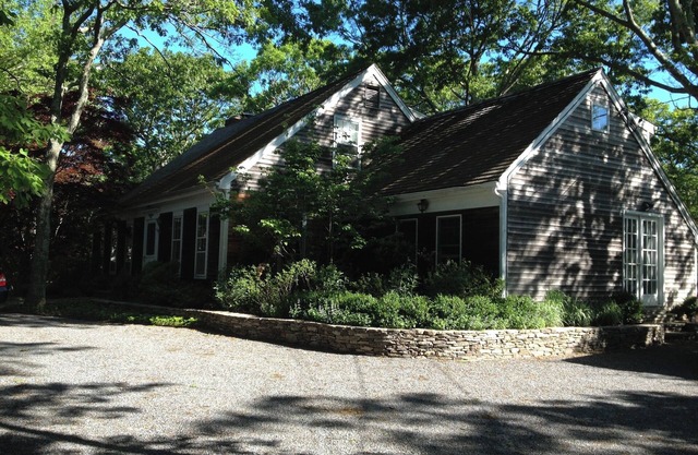 East Hampton private room w/ separate entrance and full bath. New backyard pool!