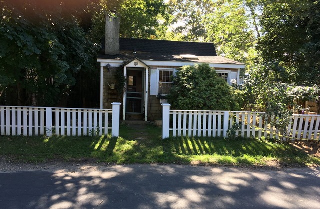East Hampton/Springs Cottage- minutes walk to sea