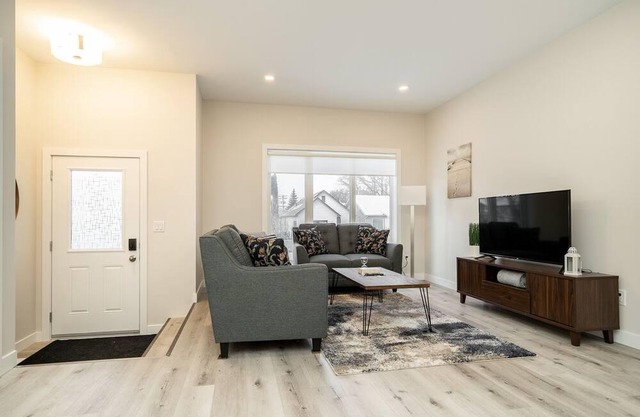 East Kildonan + Fancy 3 Bdr + Parking (644)