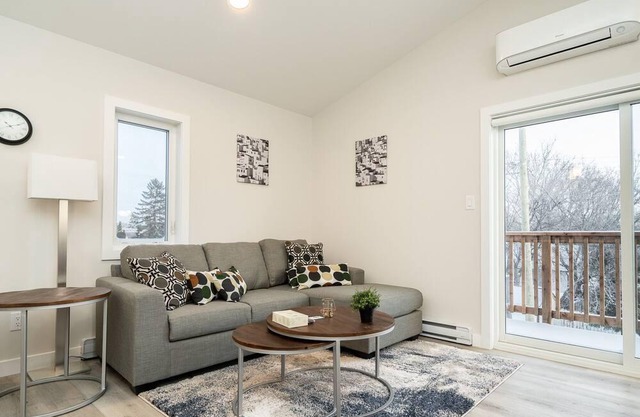 East Kildonan + Moncton Ave + 2 Bdr Top Level Suite (644A)