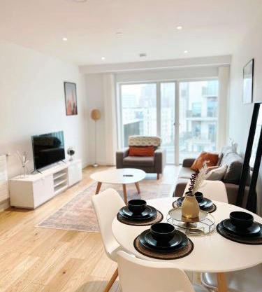East London 2-Bed Apt Sleeps 4 7 min walk to Tube