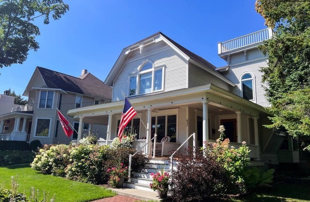 East Main Haven - Renovated lake cottage style home 1 block from the lake!