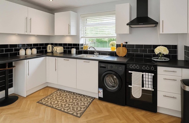East Manchester 2-beds, Sleeps 4 With Parking