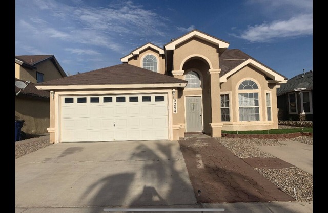 East Oasis Retreat Home 2 story, 4 bedroom, King size bed in Master bedroom 8KTV