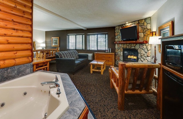 East Peoria Stays: Rustic to Modern, River Views, Pools & Free Breakfast