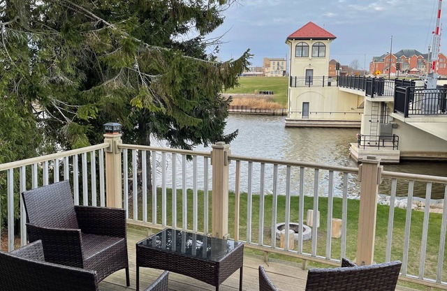 East River Retreat, WATERFRONT🛶+ Fire Pit🔥Pet friendly 🐾