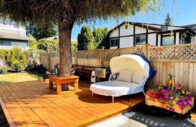 East Saanich Home - Spacious & Secluded 3 Bedrooms Home