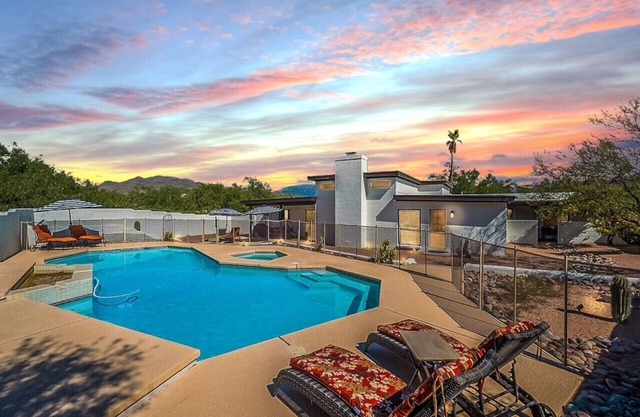 East Tucson / Pool & Hot Tub / Sleep 7 / 3BR / 2BA