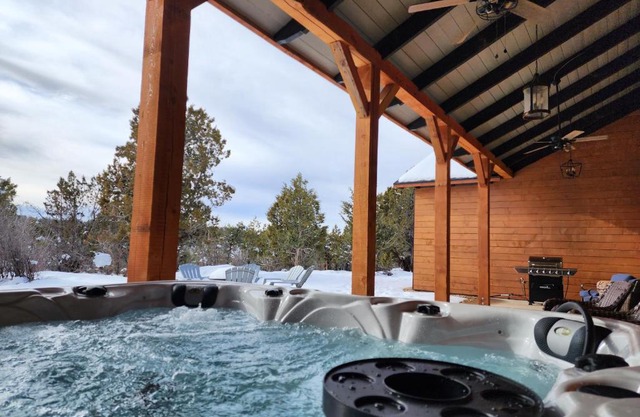 East Zion Mesa Retreat- Luxury, Hot Tub, Resort Amenities