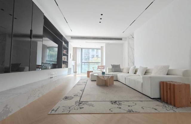 Eastern Hub - Designer Apartment with Open Kitchen and Super Large Sofa