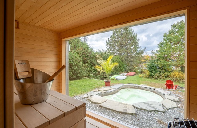 Eastern Townships waterfront with salt-in-ground spa, sauna, pool table and wifi