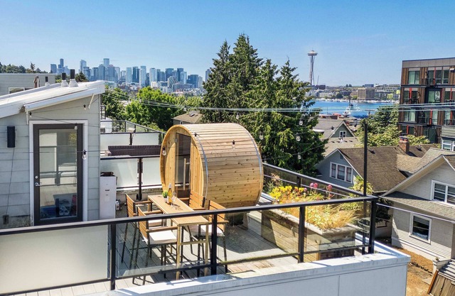 Eastlake Gem: Rooftop Sauna & Lake View, 3min SLU