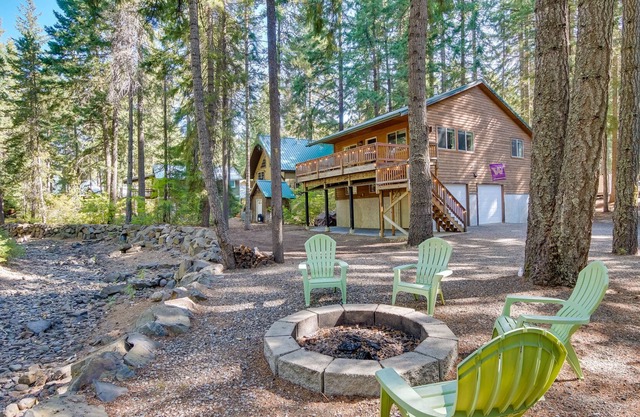 Easton Creekside Cabin w/ Private Deck & Fire Pit!