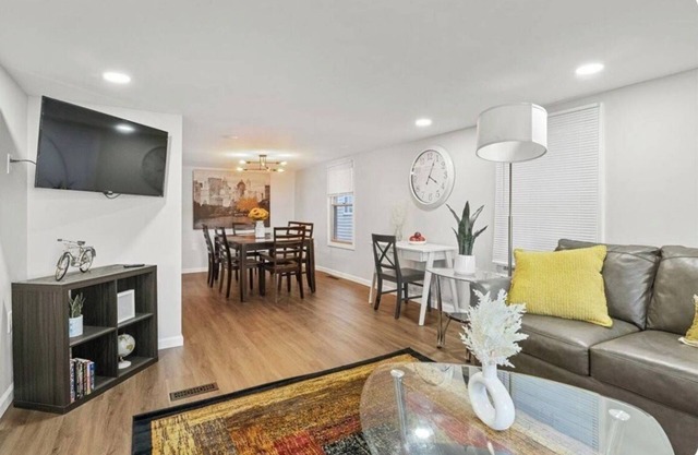 Eastside Cozy Getaway in East Rochester