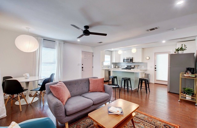 Eastside Remodeled Monthly Rental, 10 Mins to Downtown, Pet Friendly, Fast WiFi