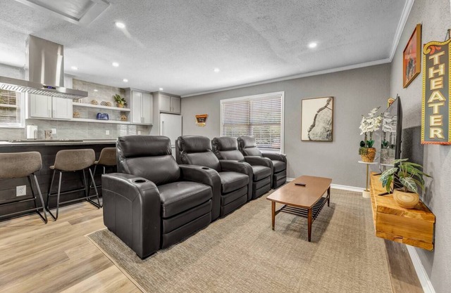 Eastwood: 2 Bdrm, 2nd flr Walk to A&M, King Beds