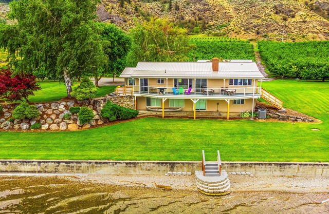 Easy access Lake Osoyoos Waterfront Home