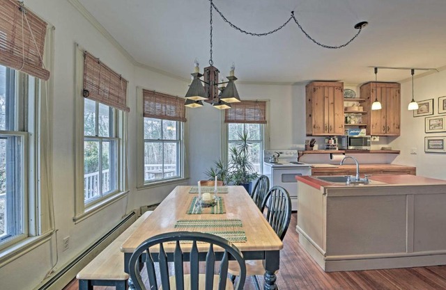 Easy Access to Beaches Vineyard Haven House