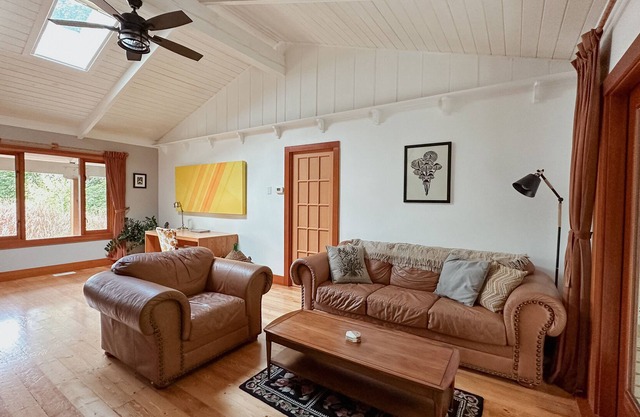 Easy Acres - Private and Beautiful Home in the Cowichan Valley (pet friendly!)