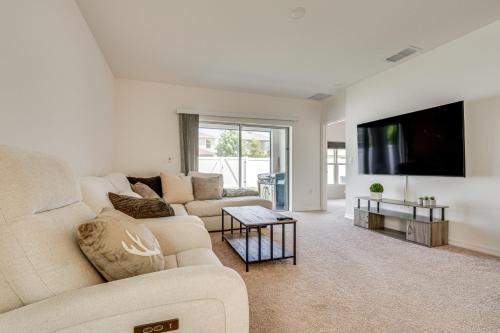 Easy Disney Day Trips Family Home with Pool Access