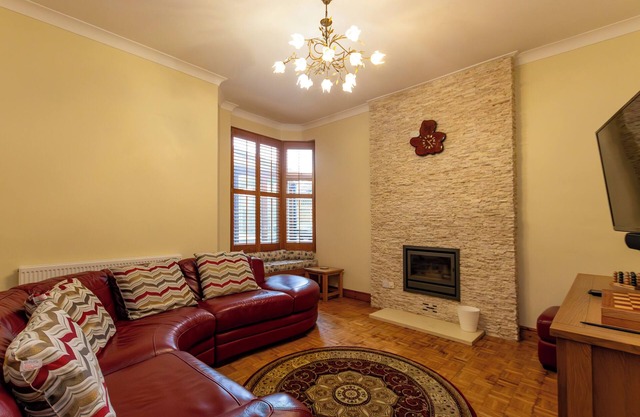 EASY LIFE, country holiday cottage, with open fire in Mablethorpe