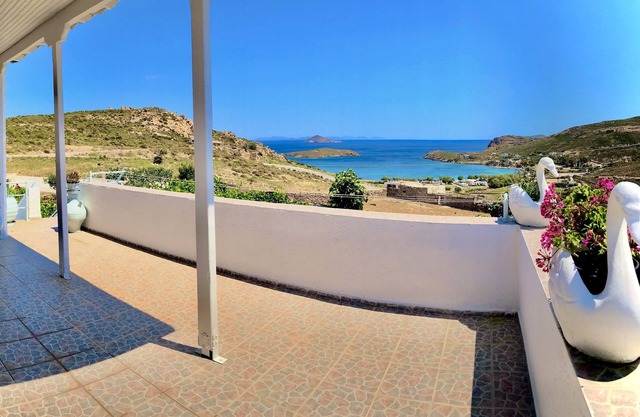 Easy to access and next to the two organized beaches of the island.