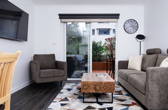 Easy walk to Salamanca and the waterfront with secure undercover parking