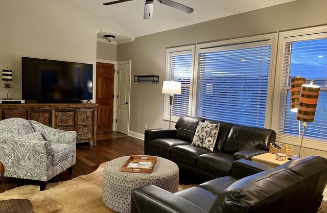 Easy Walk to Swayze; 3Bed 2Bath; Noon Check-in/3:00 Check-out; Pickleball Courts