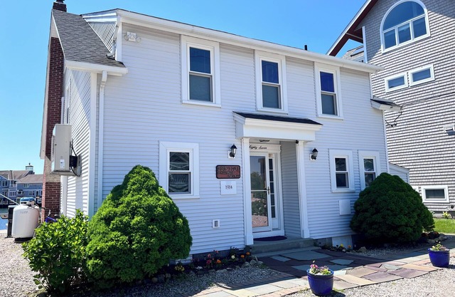 Ebb Tide Cottage GLP 4BR Waterfront Beach house