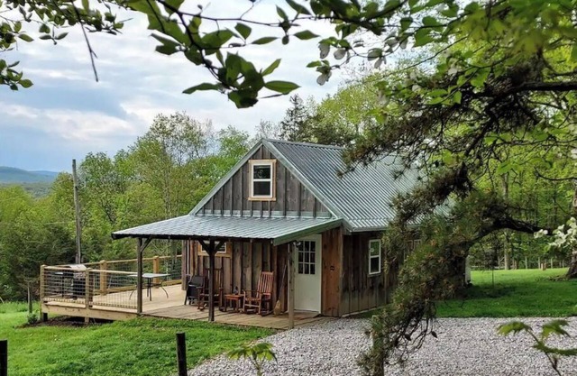 Ebenezer Cabin-Private Hot Tub, cozy Cabin w/ Loft