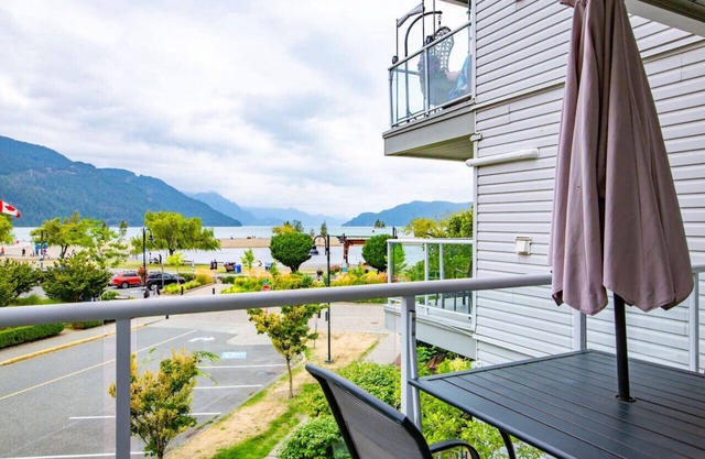 Echo Beach 2 Bed Lake View and Walkable to Beach