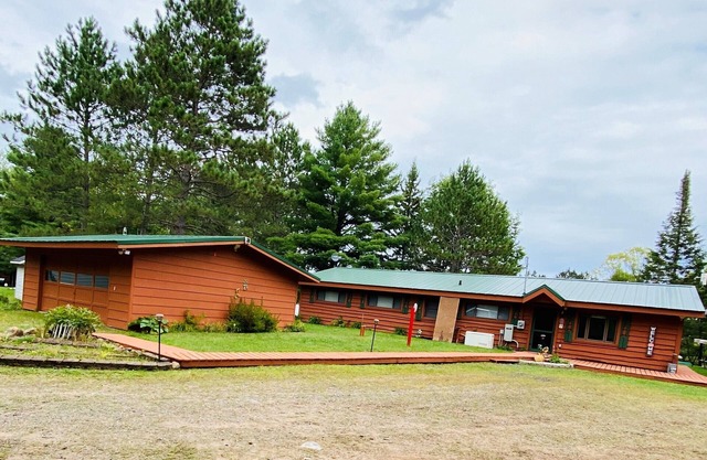 Echo Lake Retreat Relax & Play in the great northwoods! Pier, Utv, Snowmobile.