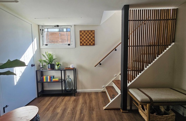 Eclectic Artist Flat: Great midpoint between Seattle, Tacoma, and National Parks