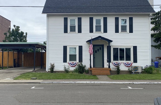 Eclectic cottage, steps from downtown