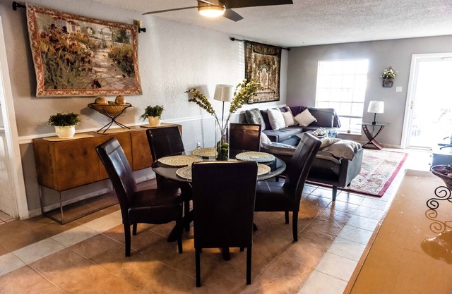 Eclectic Cozy Stellar location, sleeps 7