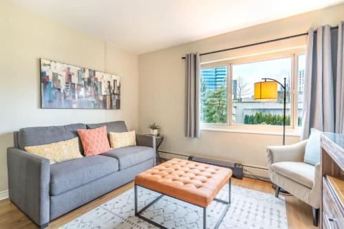 Eclectic Downtown & Cap Hill King bed & Kitchen