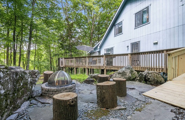Eclectic Family Poconos Escape! Firepit, 2 Pools, Lake, Near Woodloch & Rafting!
