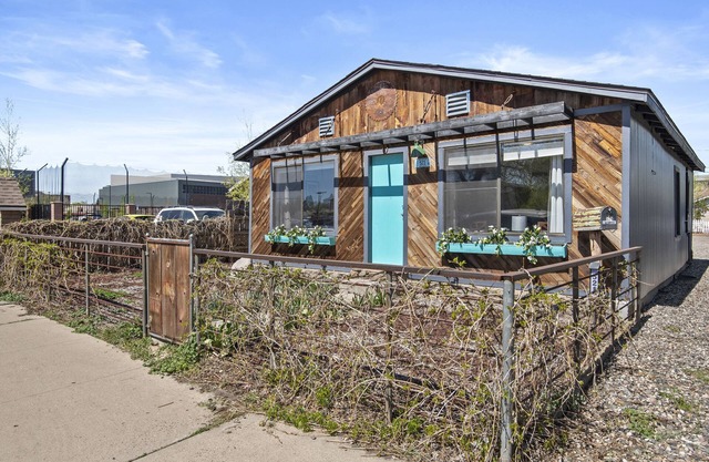 Eclectic & Fun Lumberyard Urban Cabin #1 in downtown, next to NAU