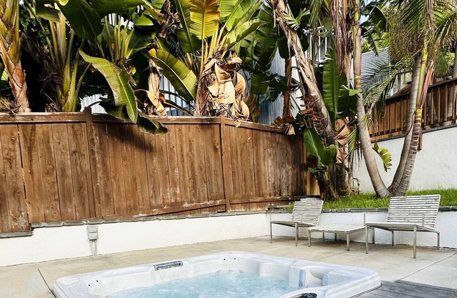 Eclectic surf loft w/fire pit. Walking distance to the beach!